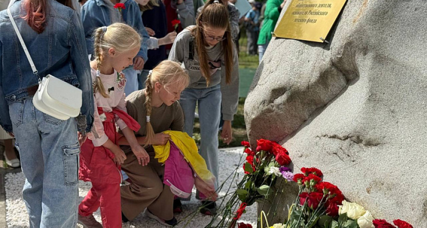 В Кирове на улице Альберта Лиханова появился памятный камень