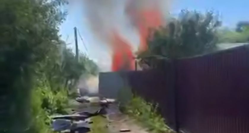 Легкомоторный самолет упал на жилой дом в Татарстане