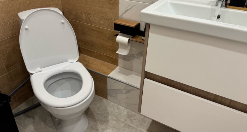 Опытный сантехник зажег спичку и бросил в унитаз: метод оказался рабочим