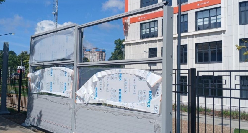 У новой школы в Шевелях появятся шумозащитные экраны