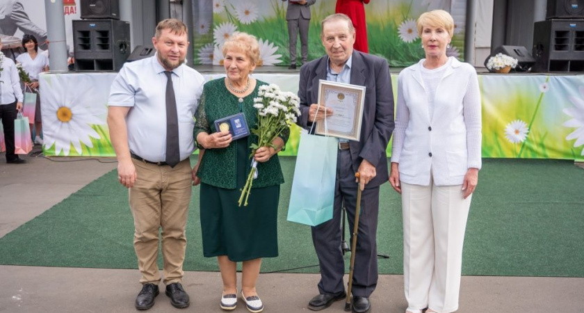 Кировчане масштабно отмечают День семьи, любви и верности в Александровском саду