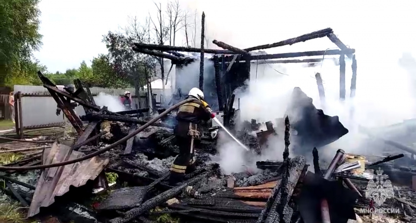 Два человека пострадали во время сильного пожара на улице Боровой в Кирове