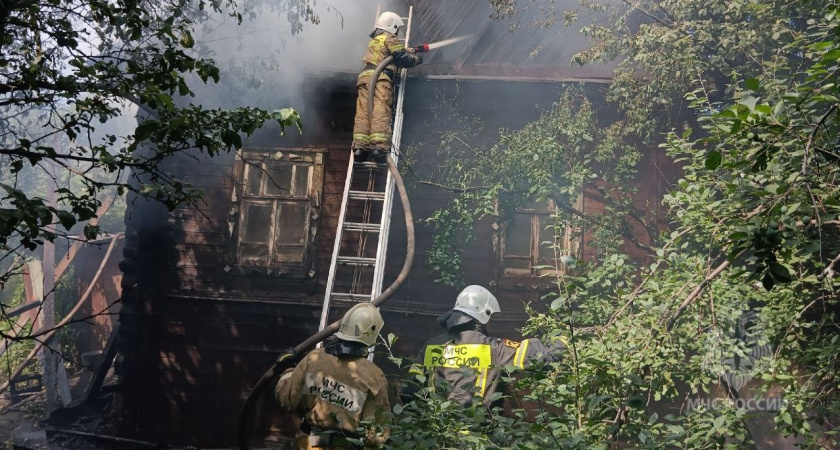 В Кирове вспыхнул частный деревянный дом