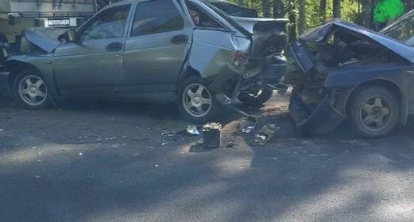 КамАЗ и две легковушки столкнулись в Шабалинском районе: пострадали три человека