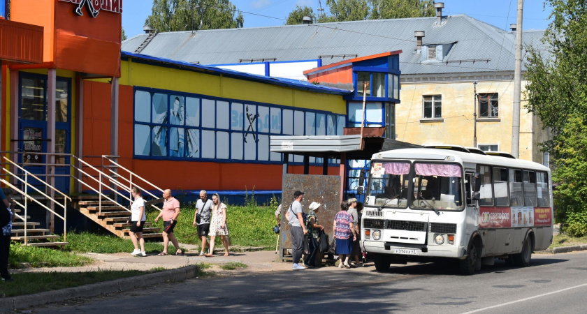 Трехлетнюю девочку зажало в дверях автобуса в Кирово-Чепецке: начата проверка