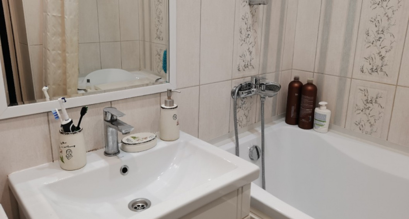 Нанесите пену для бритья на веник! Эти хитрости по уборке вам точно понравятся