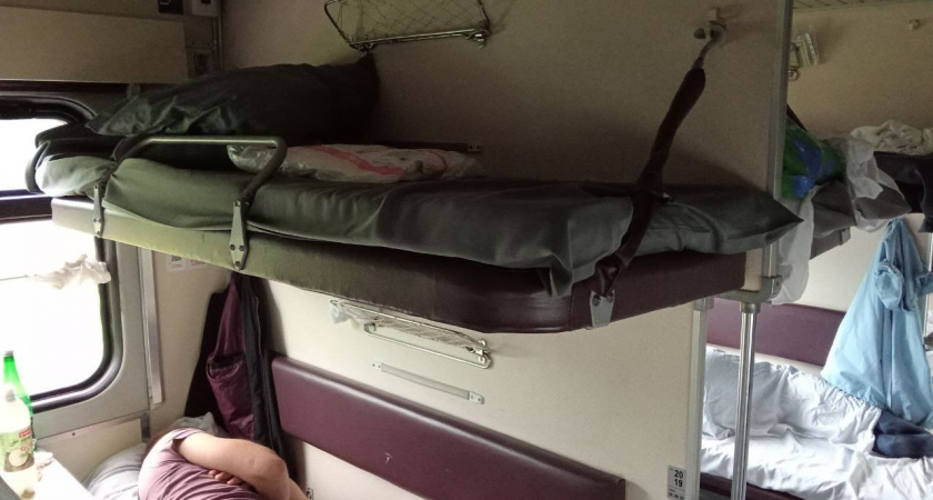 "Ну так берите с собой табурет". Пассажиры с нижних полок нашли лазейку в новых правилах и отказались уступать место