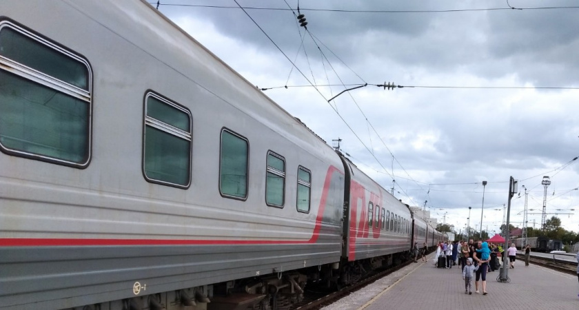 Пенсионеры просят уступить нижнее место в поезде - нужно ли это делать по правилам РЖД?