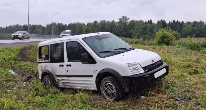 Ford Transit опрокинулся в кювет на федеральной трассе в Омутнинском районе