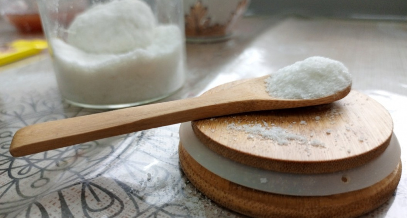 Начала мыть полы солёной водой — и вся семья заметила перемены: вот зачем использовать её для уборки