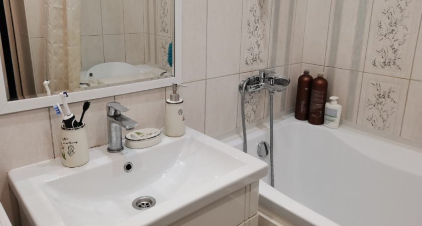 Зачем хозяйки выливают газировку в ванну? Как чистить сантехнику до блеска