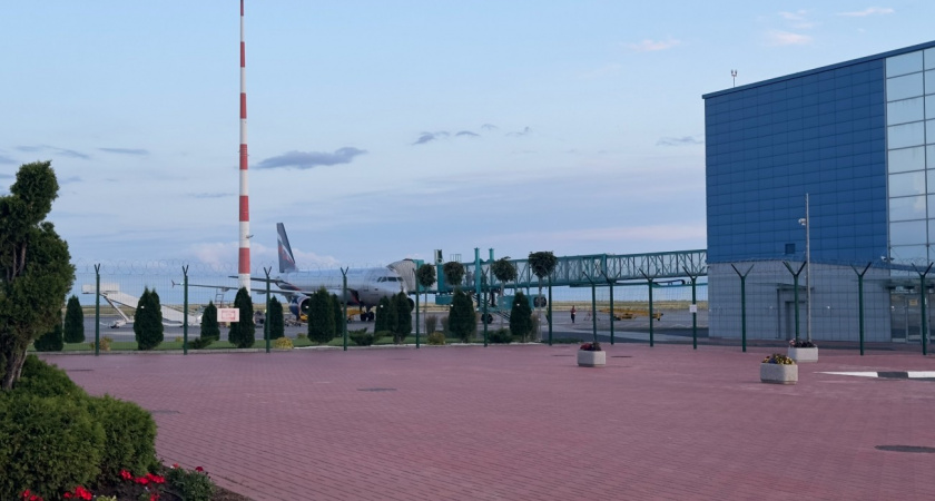 Почему некоторые пассажиры намеренно заходят в самолет последними? Вот их секрет