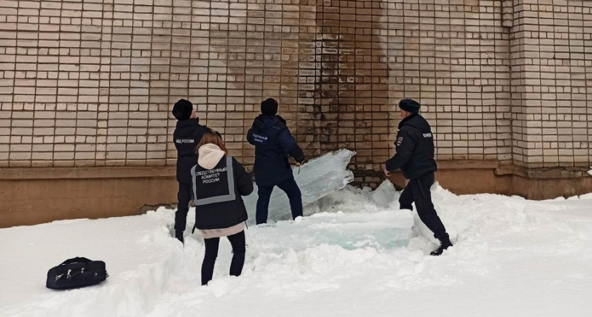 Экс-сотрудник кировской школы получил наказание за падение глыбы льда на ребенка