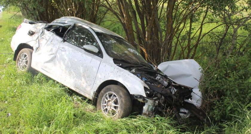 Под Куменами легковушка вылетела с трассы в дерево: пострадали две пассажирки