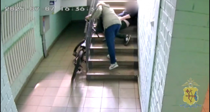 Кировчанка обокрала мужчину, уснувшего в подъезде: в полиции объявили розыск