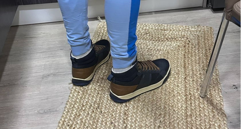 Белые кроссовки станут как новые: бюджетный способ очистить обувь от грязи