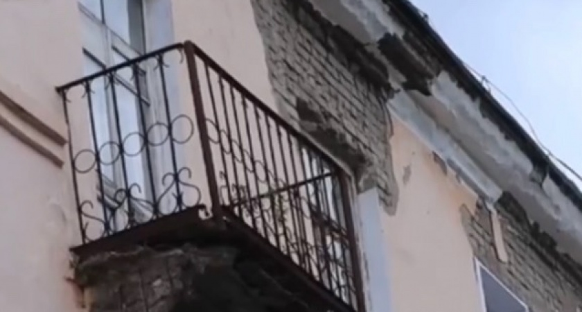 Кирпич с фасада дома упал в сантиметрах от кировчанки: СК России начал проверку