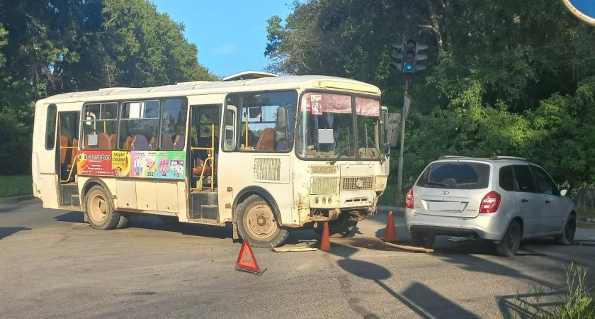 Легковушка и автобус устроили жесткую аварию на улице Заводской в Кирово-Чепецке
