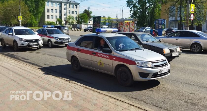 В Кирове росгвардейцы поймали двух подозрительных девушек, бродивших по кустам