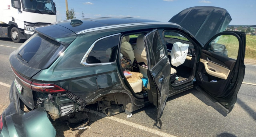 Две китайские иномарки искорежили друг друга на трассе в Афанасьевском районе