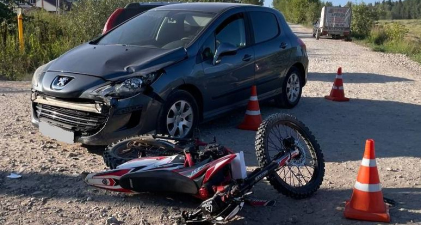 Два подростка на мотоцикле попали в ДТП под Кировом: за рулем была бесправница