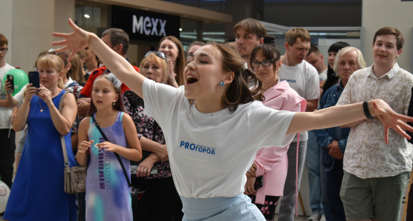 Это стоит увидеть: яркие кадры и эмоции с открытия фотовыставки “Киров — Город красивых людей”