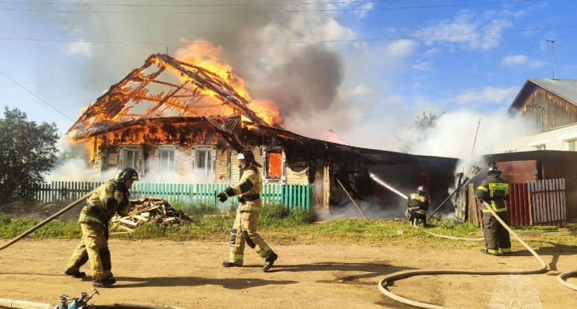 В Орлове курящий сын оставил мать без крова, спровоцировав масштабный пожар