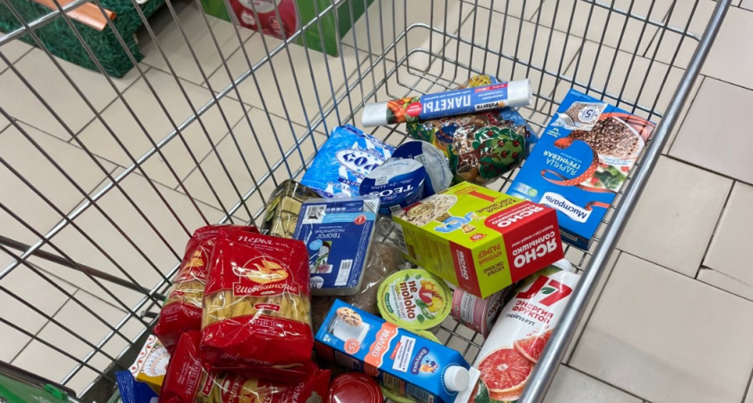 Тётя скупает в "Светофоре" свинину и ягоды — делает тушенку и варенье на продажу: на вырученные деньги дом купила