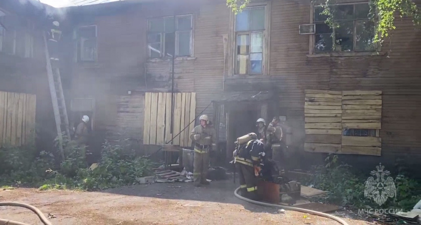 В центре Кирова воспламенился двухэтажный дом