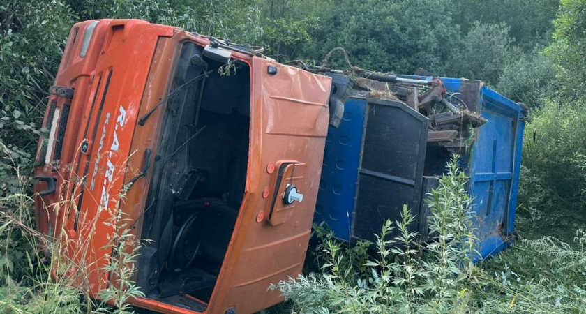 КамАЗ свалился с дороги в Омутнинском районе: пострадал пассажир