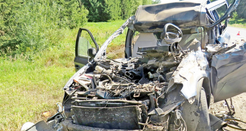 18-летний водитель американского авто протаранил грузовик на трассе под Куменами