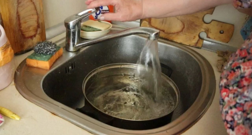 Бесхозная труба оставила два кировских дома без горячей воды на 1,5 месяца