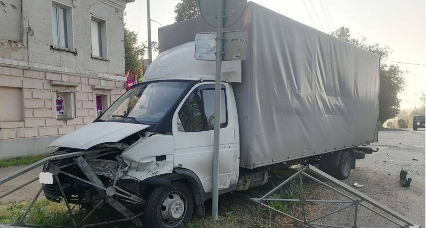 В Слободском фургон врезался в ВАЗ и протаранил ограждения: есть пострадавший