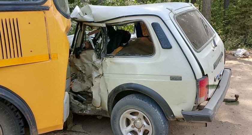 В Подосиновском районе автобус раздавил "Ниву": водитель внедорожника погиб