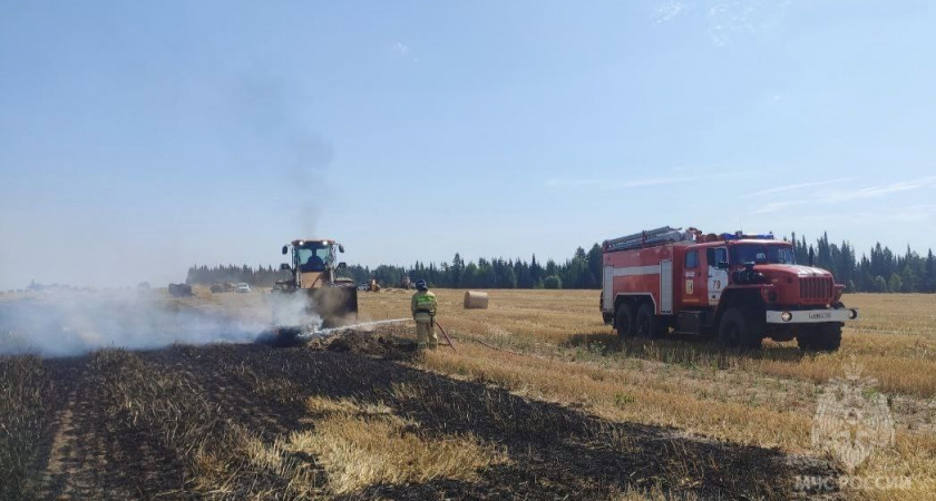 Под Нолинском пламя вырвалось из сельхозмашины и распространилось по полю