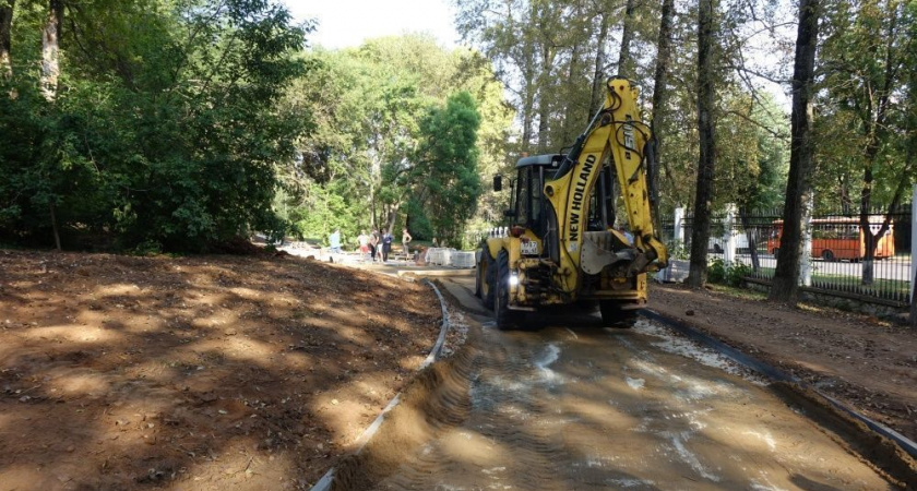 В парке имени С. М. Кирова обновляют прогулочные дорожки и площадки