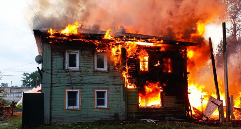 Мощный пожар в двух жилых домах произошел в Советске: есть пострадавшие