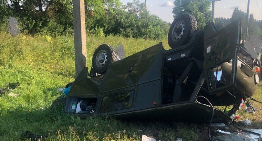 Под Котельничем УАЗ столкнулся с грузовиком и опрокинулся: пятеро пострадавших