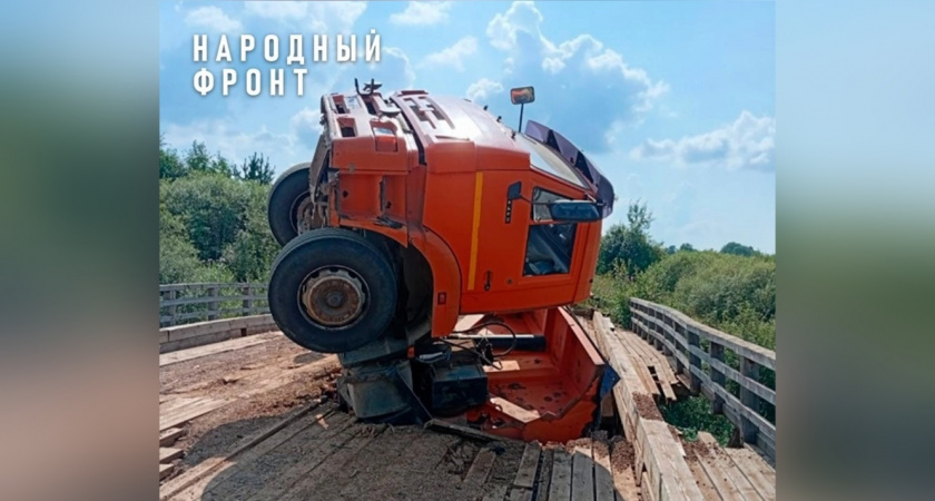 Стало известно, как КамАЗ провалился сквозь деревянный мост в Фаленском районе