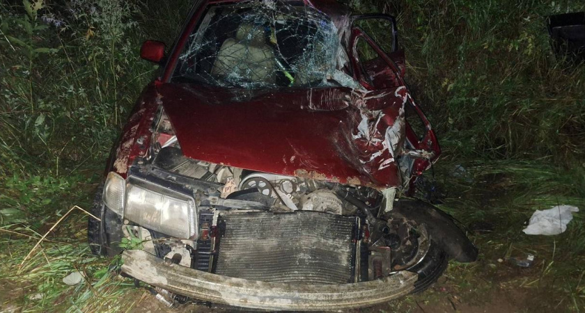 На трассе под Кировом фура смяла легковушку: среди пострадавших ребенок