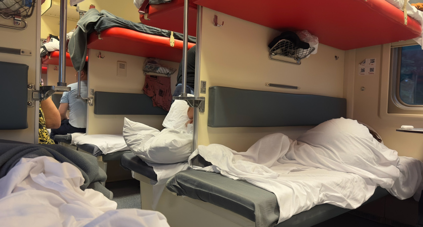 В плацкарт вошла благообразная пожилая дама: пришлось уступить нижнюю полку - и это было лучшее решение