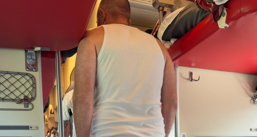 "Не спали из-за него всем вагоном": сосед учинил скандал из-за тапочек - вот как ехали в Крым на поезде