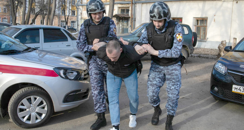 В Кирове задержали двух мужчин со свертком наркотиков