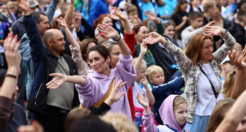 Более 5 тысяч кировчан вышли на совместную зарядку в День физкультурника