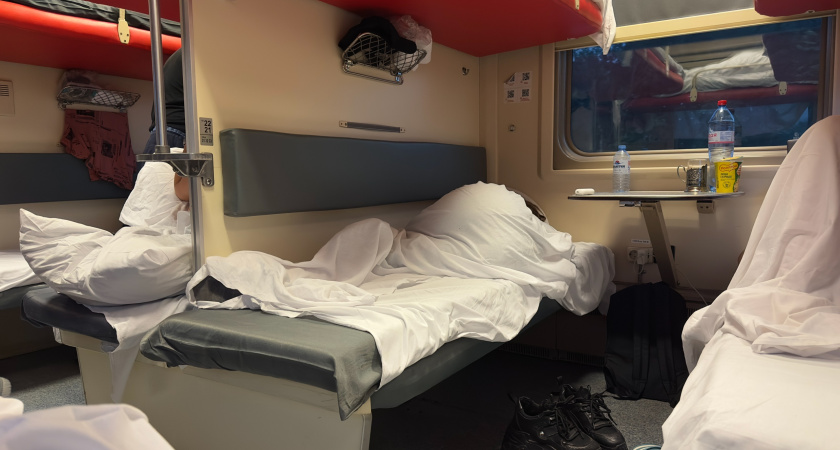 Нижнюю полку в поезде превратили в столовую - кто виноват и что делать?