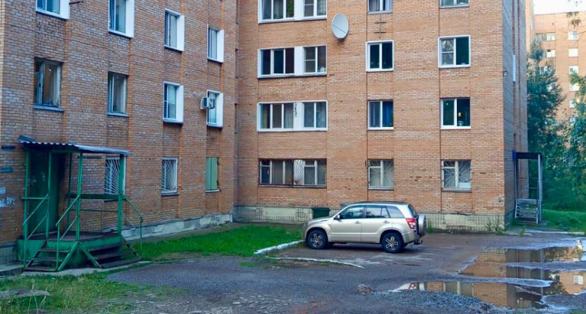 В Кирово-Чепецке двухлетний малыш выпал из окна, навалившись на москитную сетку