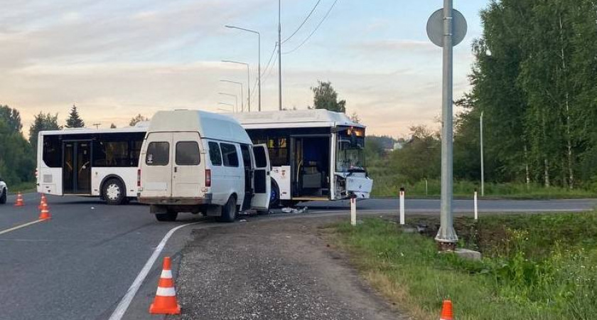 Число пострадавших в столкновении автобуса и маршрутки под Кировом выросло до 7