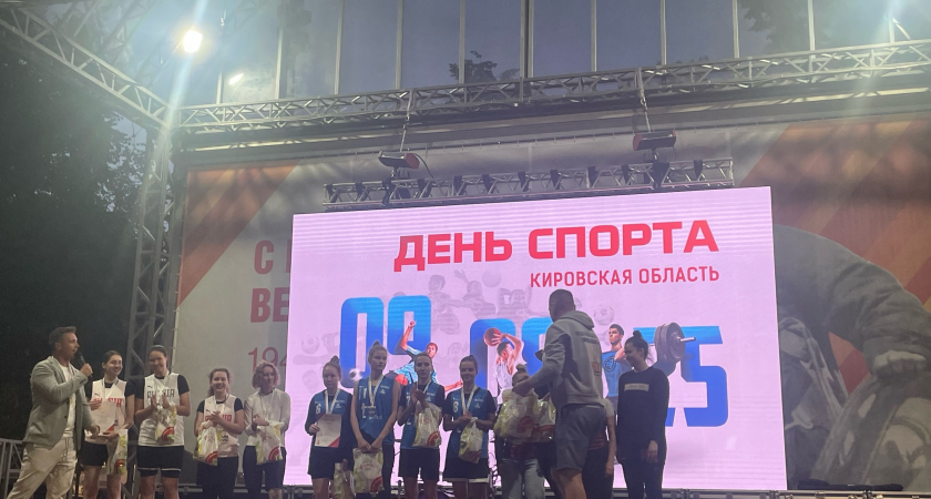 День физкультурника в Кирове: массовая зарядка на Театралке собрала рекордное количество участников