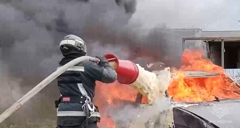 Две машины за одни сутки вспыхнули в Кировской области