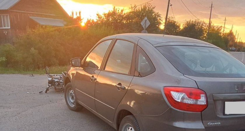 Мопедист получил травмы в жестком столкновении с автомобилем в поселке Арбаж